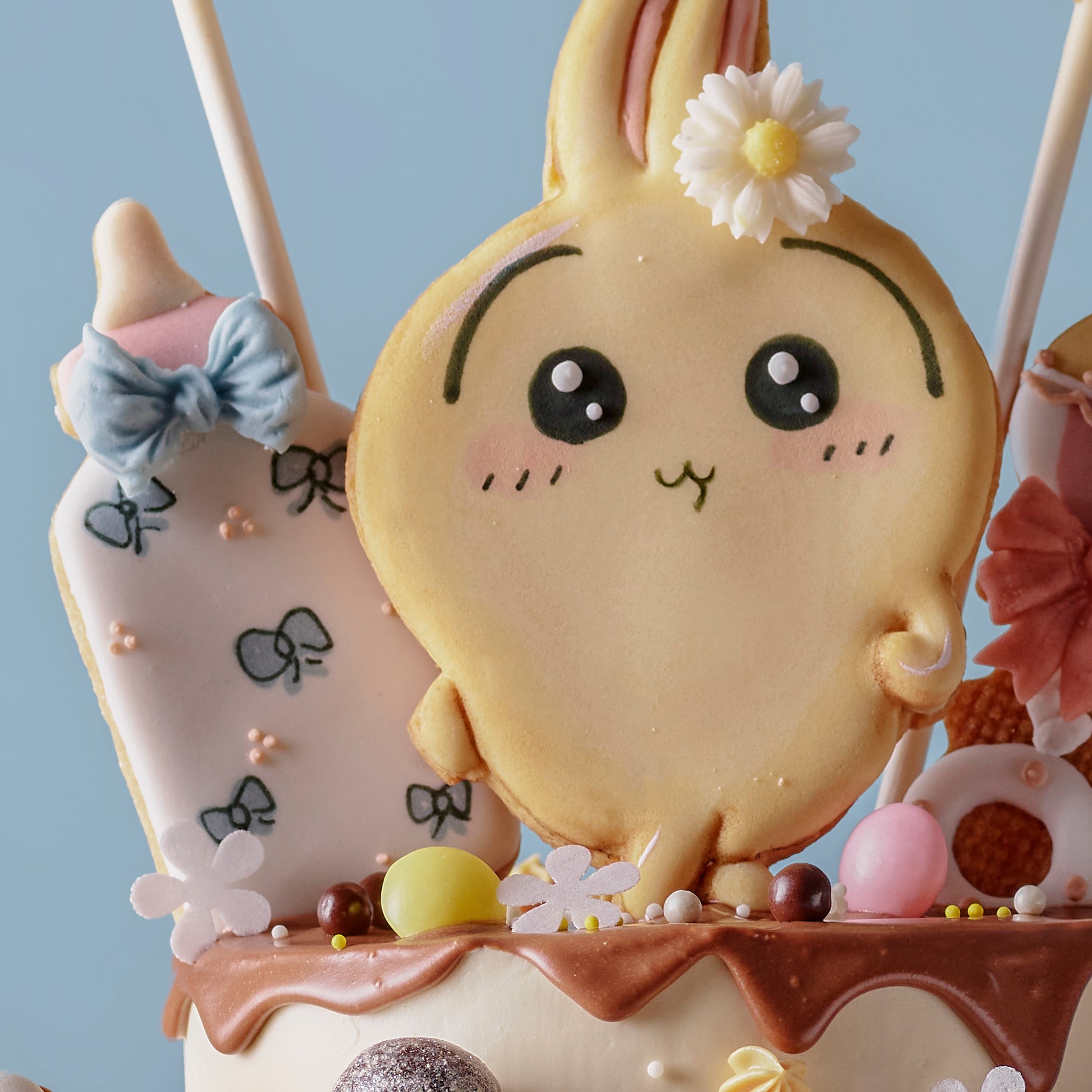 Amico 百日宴客製化蛋糕，搭配可愛卡通造型與氣球糖霜裝飾，為嬰兒100日慶祝增添甜蜜氣氛