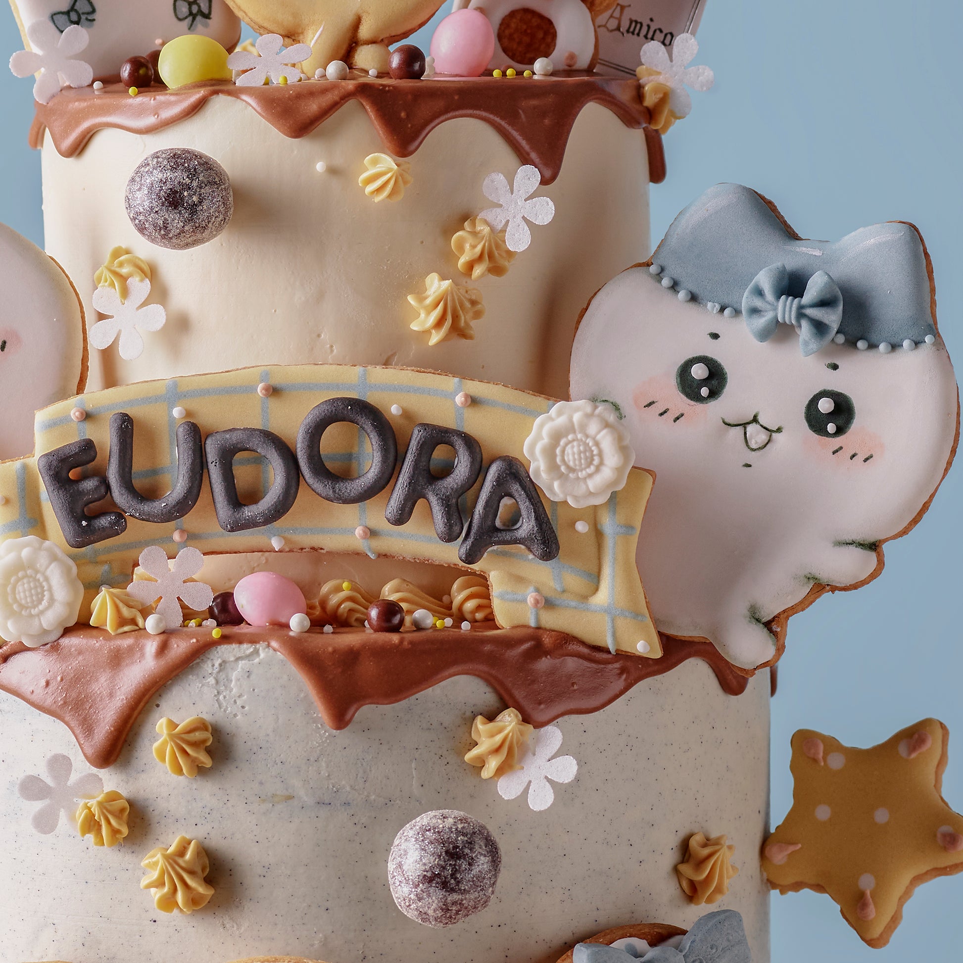 Amico 百日宴客製化蛋糕，搭配可愛卡通造型與氣球糖霜裝飾，為嬰兒100日慶祝增添甜蜜氣氛