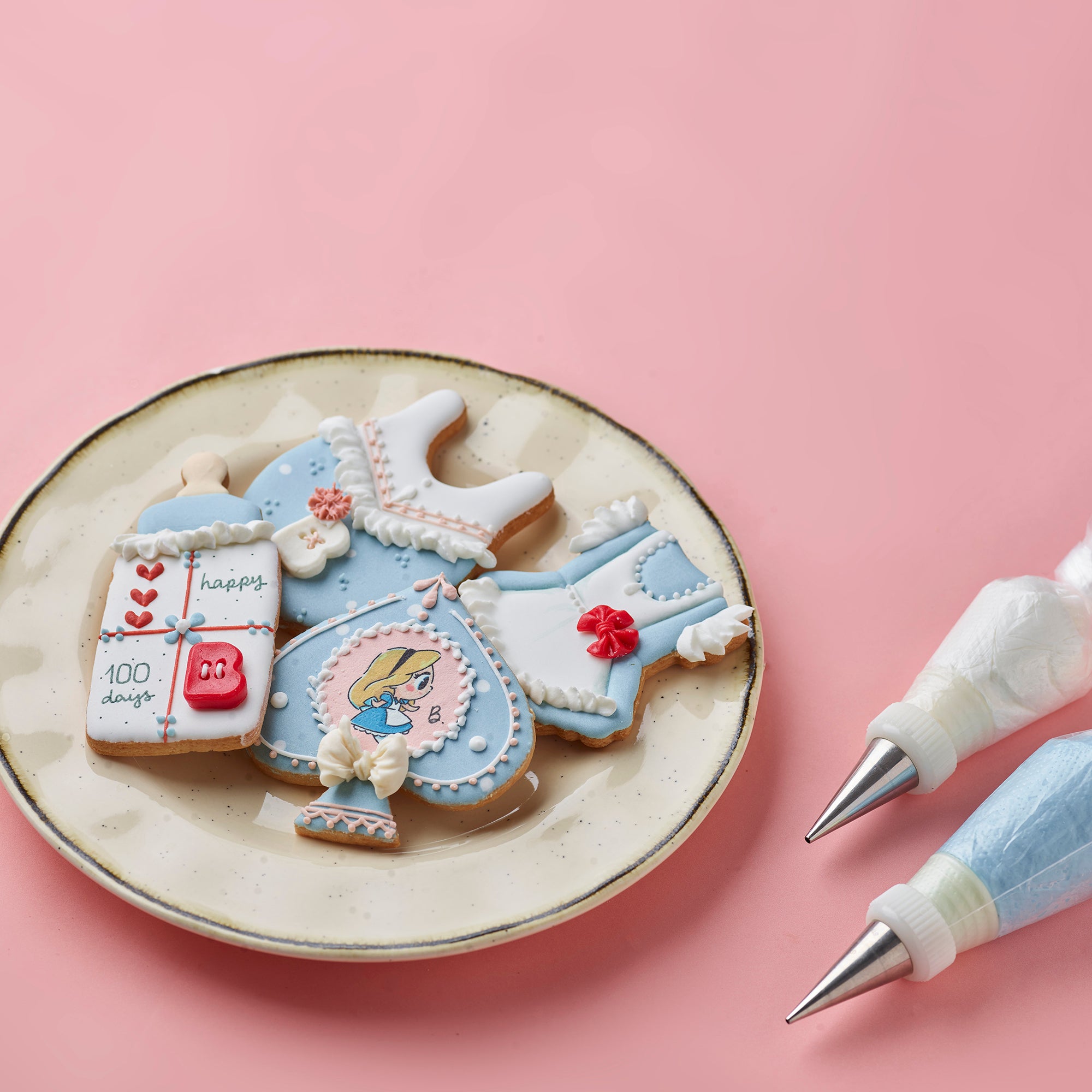 Amico 百日宴客製化蛋糕，以愛麗絲夢遊仙境為設計主題，搭配撲克牌、兔子與角色糖霜裝飾