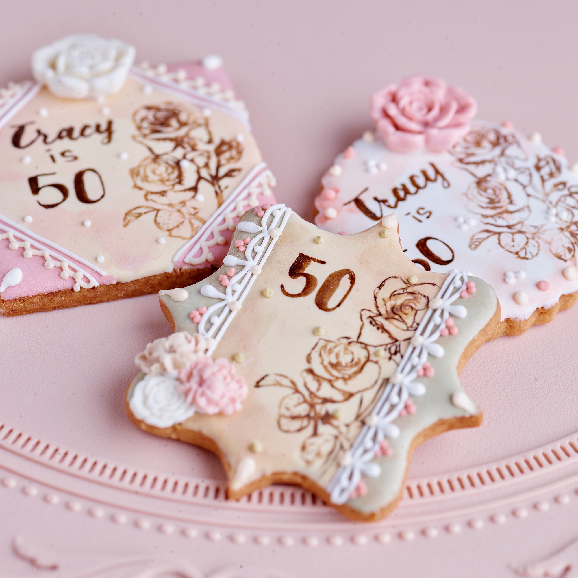 Amico 50歲生日專屬糖霜曲奇，以花卉和蕾絲裝飾設計，展現典雅風格，適合金禧慶典甜點