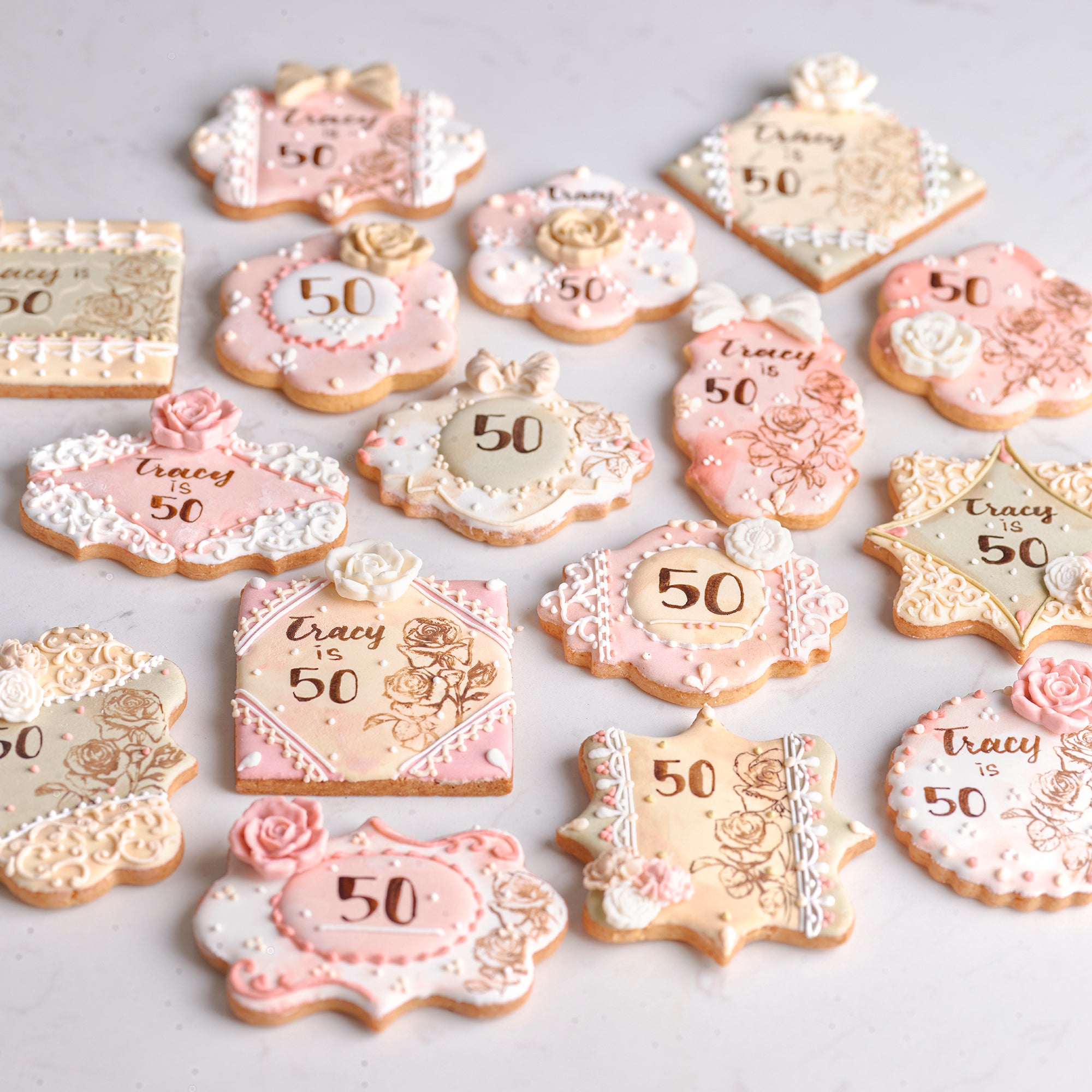 Amico 50歲生日專屬糖霜曲奇，以花卉和蕾絲裝飾設計，展現典雅風格，適合金禧慶典甜點