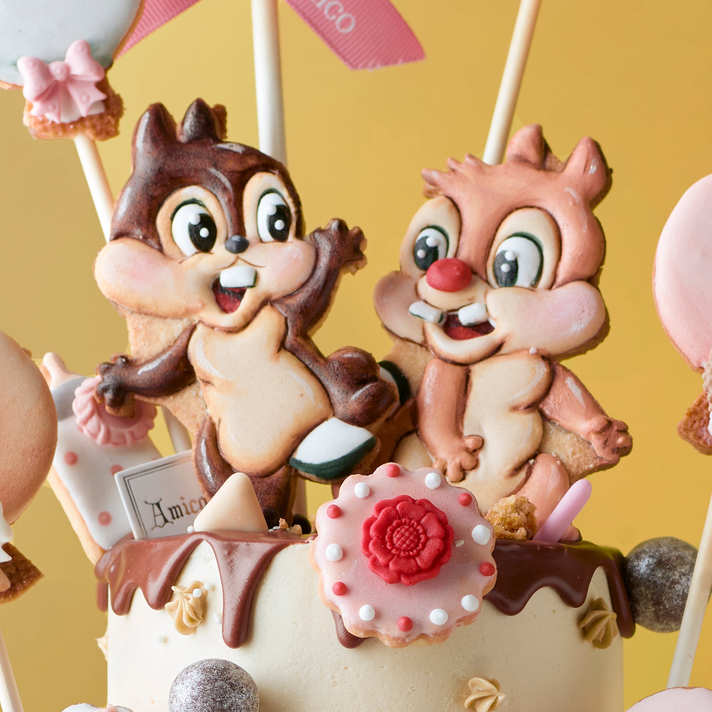 Amico chip and dale 主題百日宴蛋糕，搭配卡通角色、氣球與花朵糖霜裝飾，適合嬰兒百日或百歲慶典。