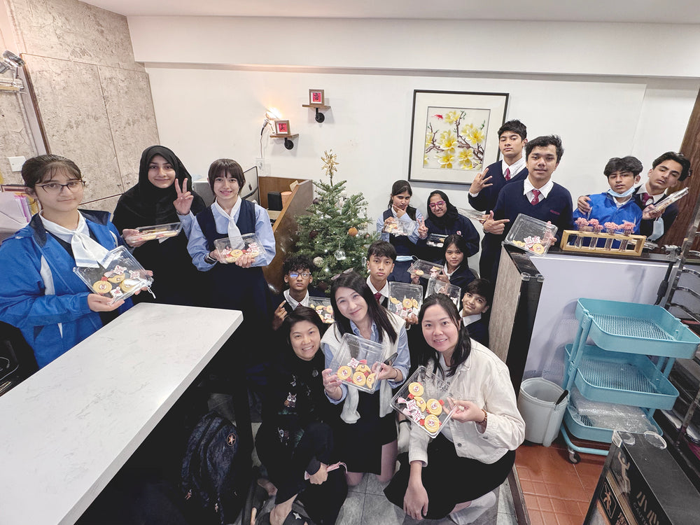 Amico 舉辦糖霜曲奇課程，中學生與少數族裔學生合照留念