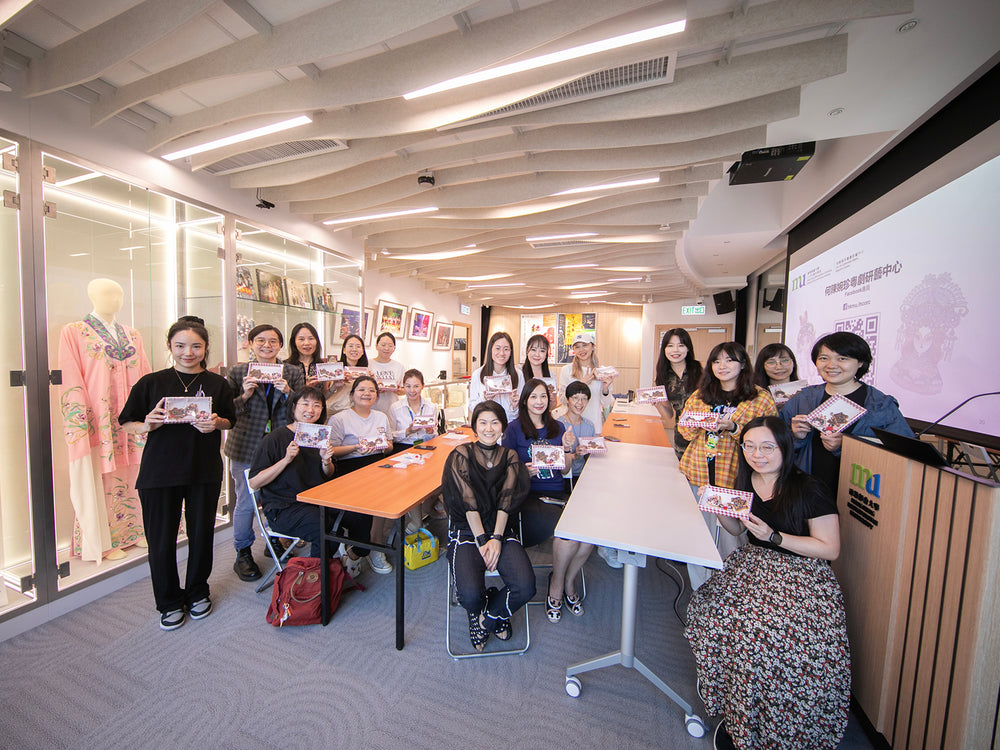 Amico 糖霜曲奇教學課程於香港都會大學舉辦，學員合照展示完成作品。