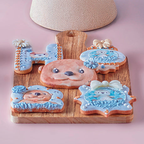 Amico 客製化寶寶生日蛋糕與杯子蛋糕組合，糖霜裝飾為可愛動物與數字設計，適合兒童週歲派對慶祝。