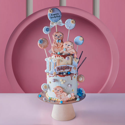 Amico 客製化寶寶生日蛋糕與杯子蛋糕組合，糖霜裝飾為可愛動物與數字設計，適合兒童週歲派對慶祝。