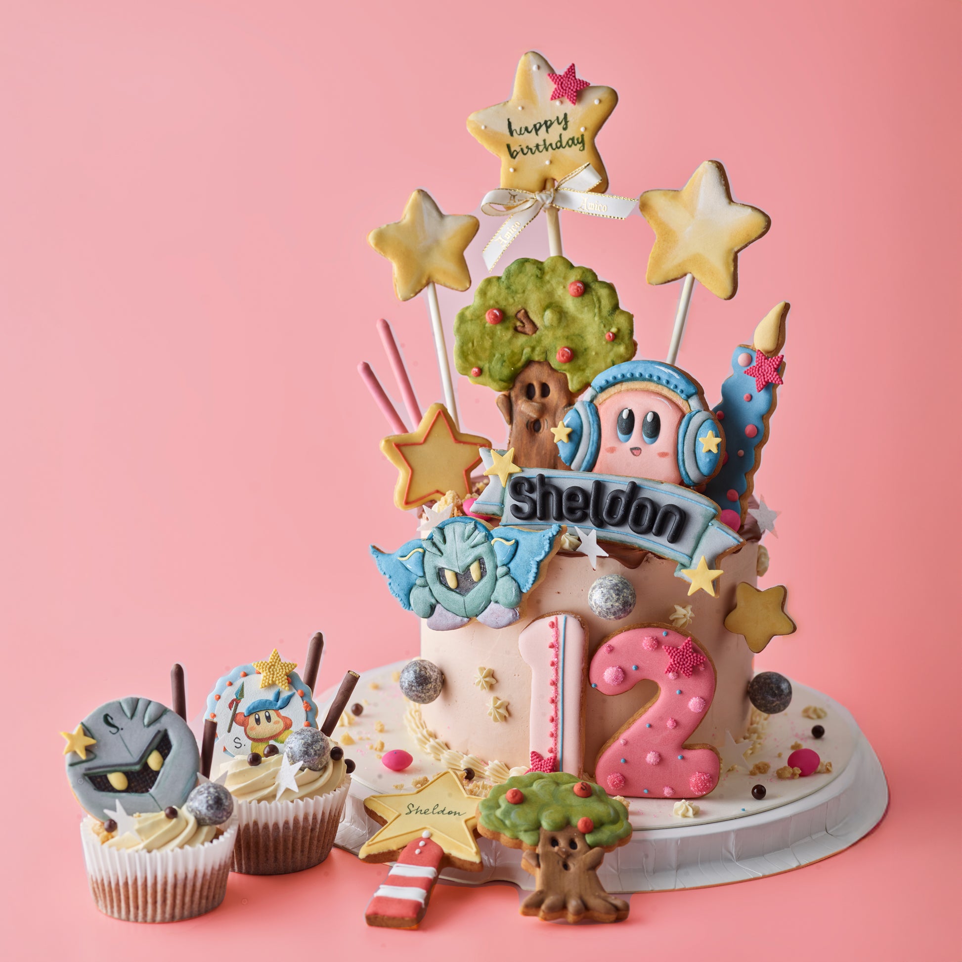 Amico 客製化生日蛋糕，搭配手工糖霜曲奇裝飾，包含星星、卡通角色與數字 12，適合派對慶祝。