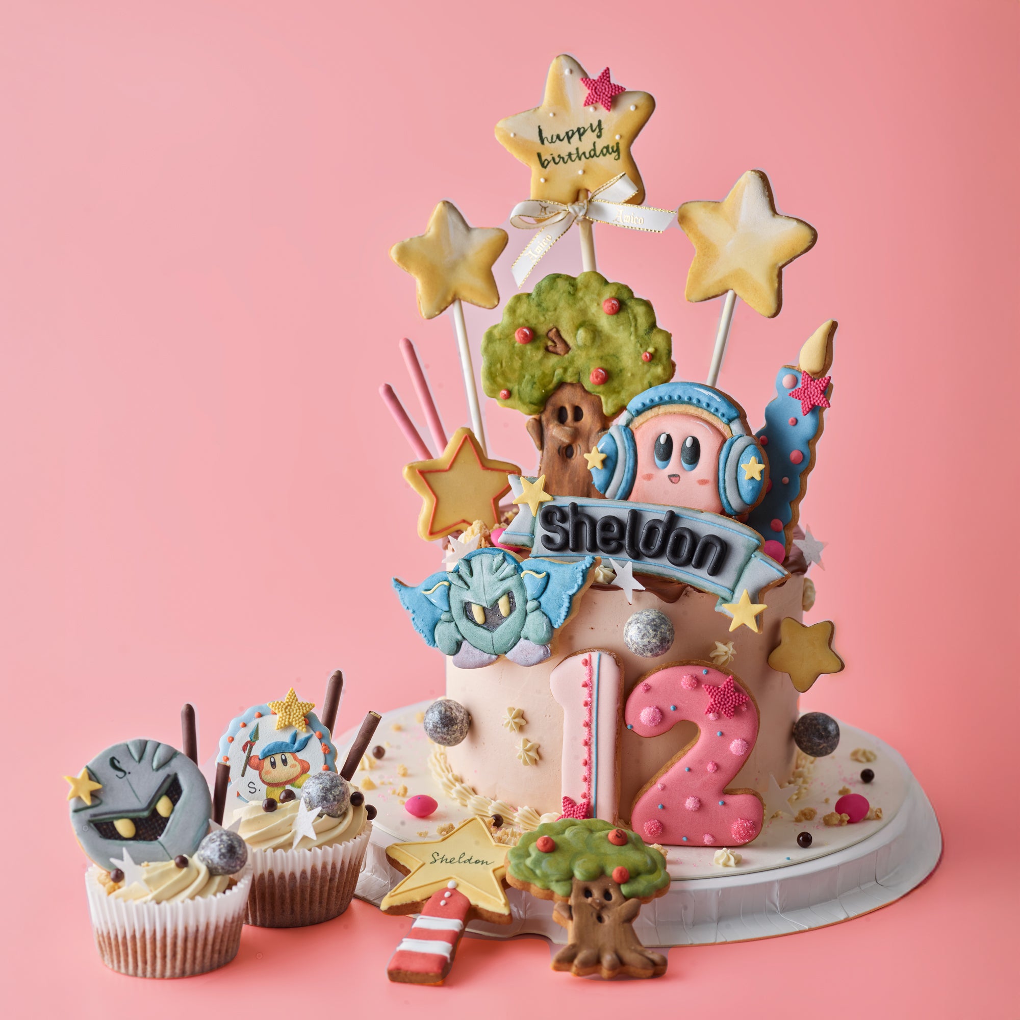 Amico 客製化生日蛋糕，搭配手工糖霜曲奇裝飾，包含星星、卡通角色與數字 12，適合派對慶祝。