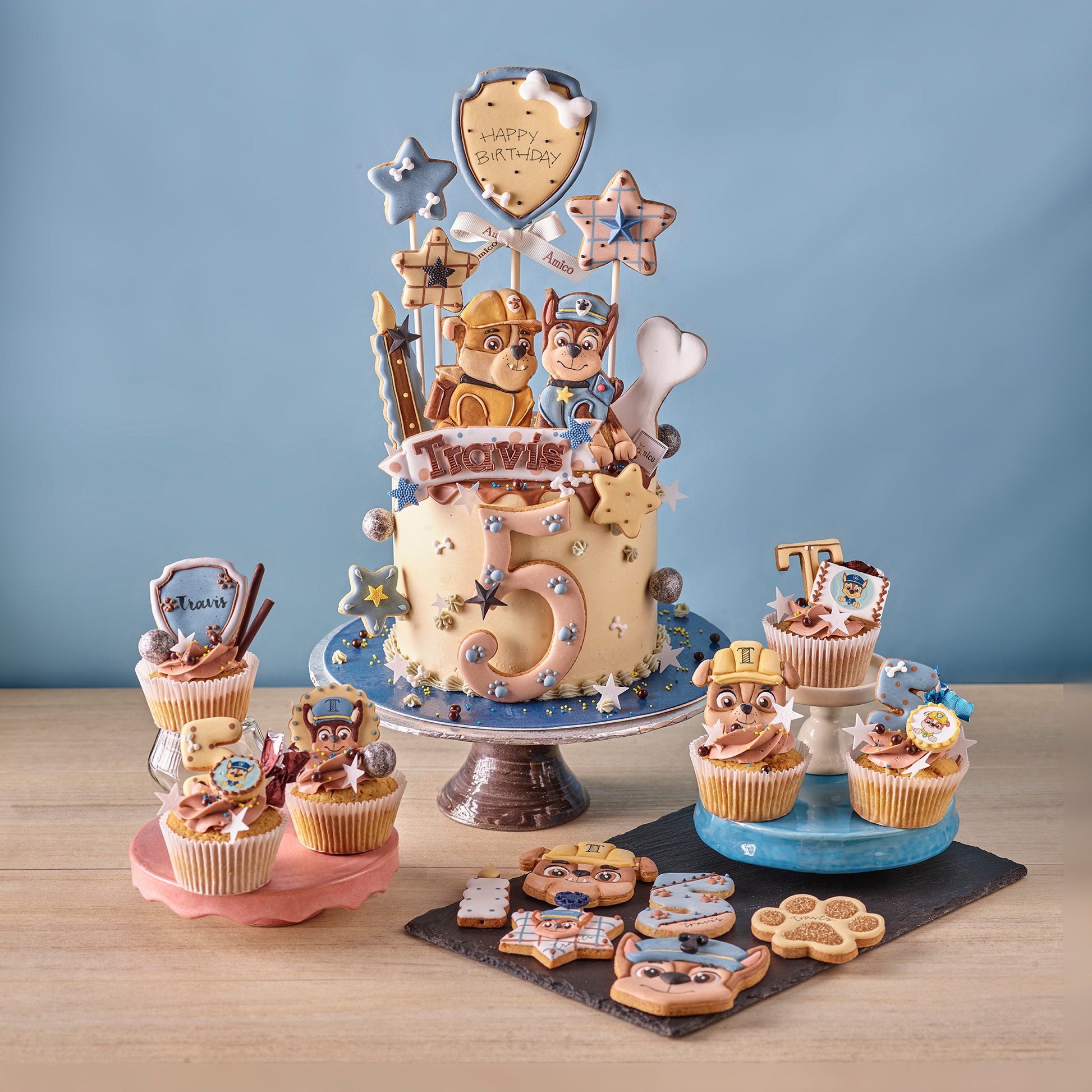 Amico 客製化生日蛋糕與杯子蛋糕，Paw Patrol 汪汪隊卡通主題糖霜裝飾，數字造型與角色點綴，適合兒童派對慶祝。
