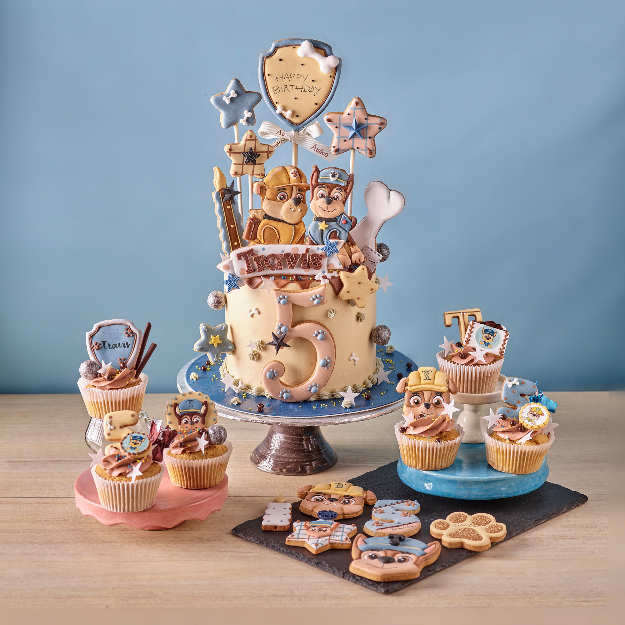 Amico 客製化生日蛋糕與杯子蛋糕，Paw Patrol 汪汪隊卡通主題糖霜裝飾，數字造型與角色點綴，適合兒童派對慶祝。