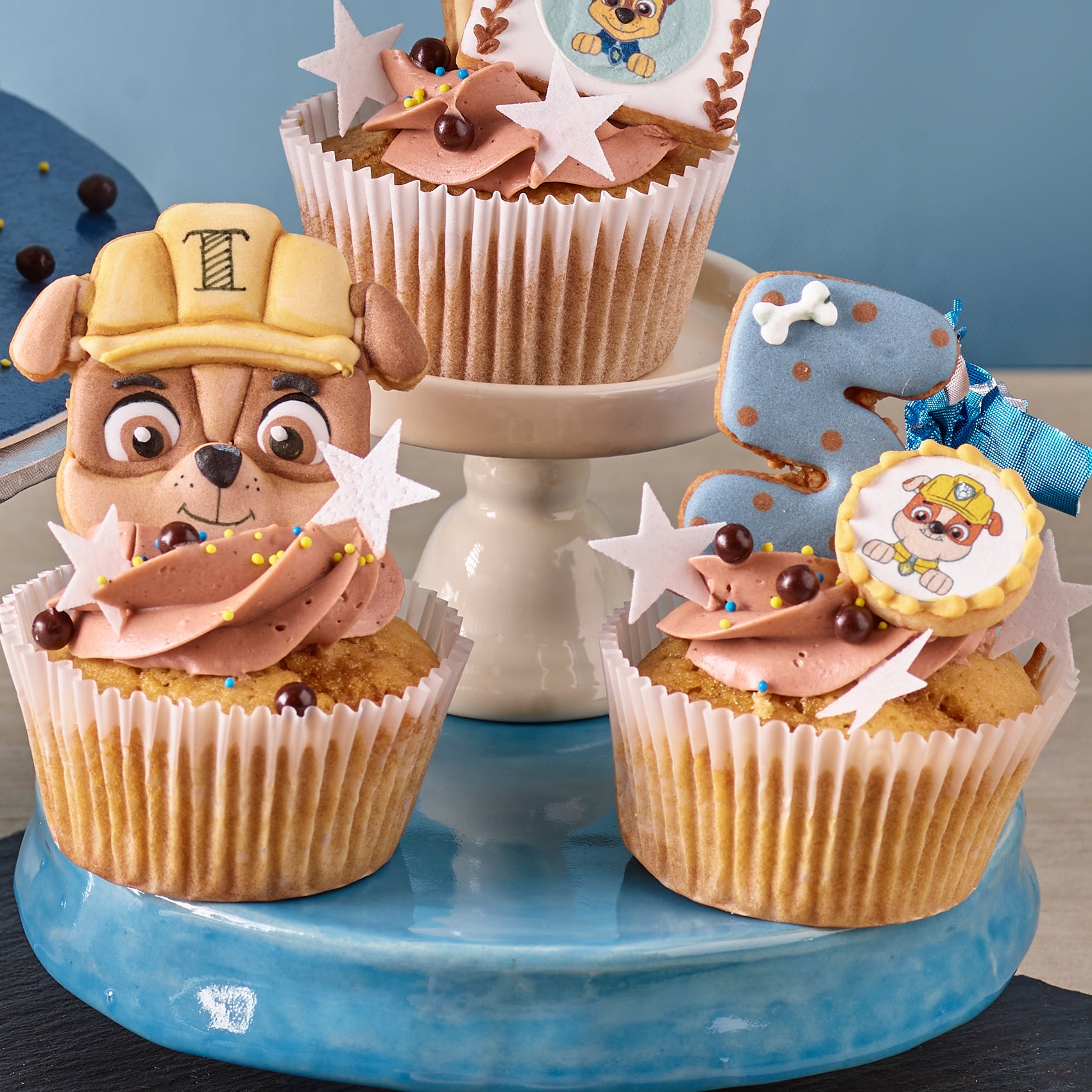 Amico 客製化生日蛋糕與杯子蛋糕，Paw Patrol 汪汪隊卡通主題糖霜裝飾，數字造型與角色點綴，適合兒童派對慶祝。