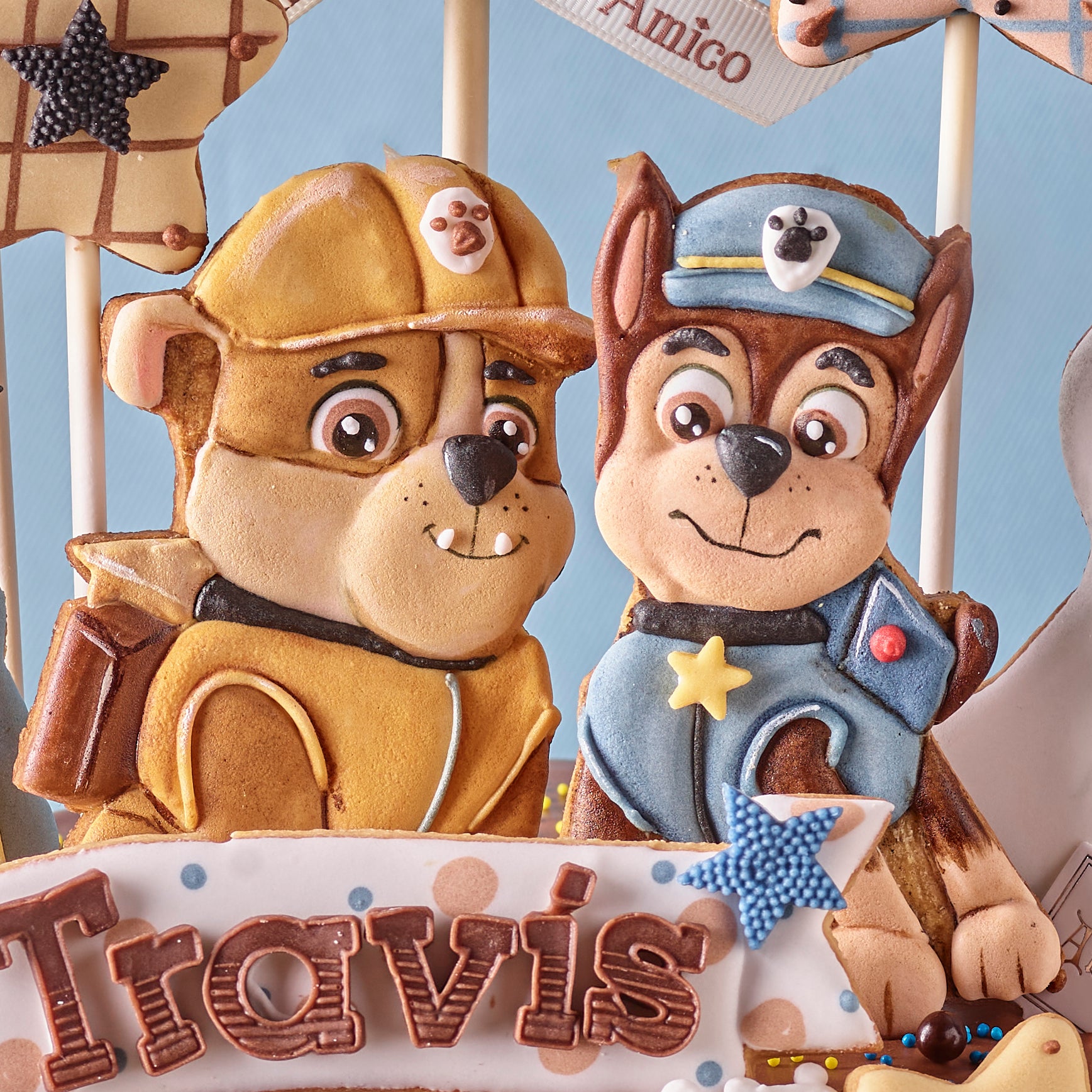 Amico 客製化生日蛋糕與杯子蛋糕，Paw Patrol 汪汪隊卡通主題糖霜裝飾，數字造型與角色點綴，適合兒童派對慶祝。