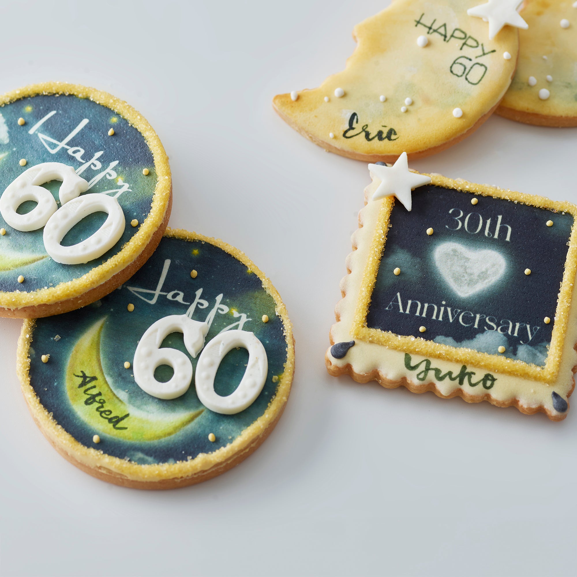 Amico 客製化杯子蛋糕及曲奇，以金色與星月設計為主題，慶祝60歲生日與30週年紀念活動