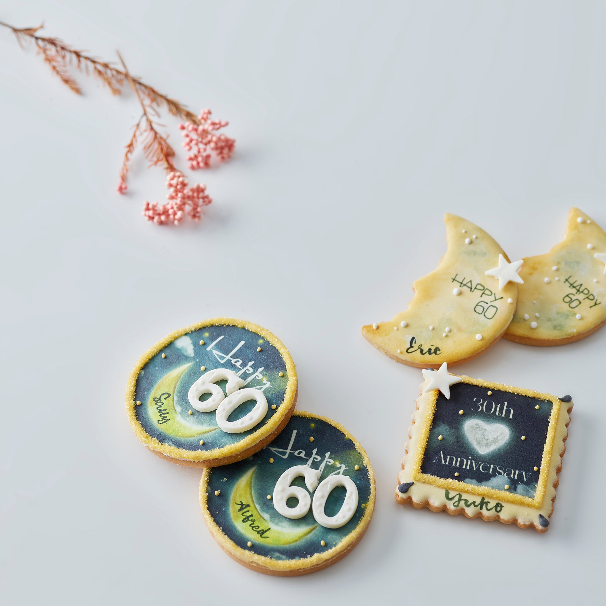 Amico 客製化杯子蛋糕，以金色與星月設計為主題，慶祝60歲生日與30週年紀念活動