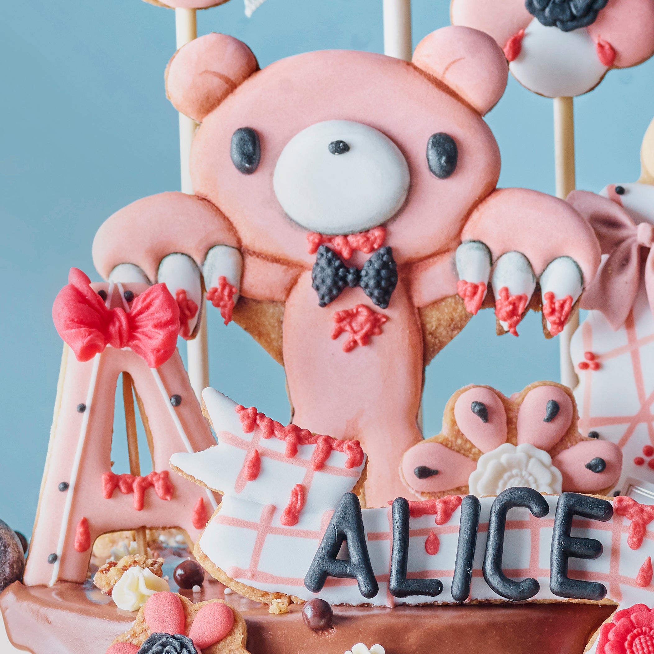 Amico Gloomy Bear 主題生日蛋糕，搭配花朵與禮物糖霜裝飾，夢幻設計適合兒童與特別慶典