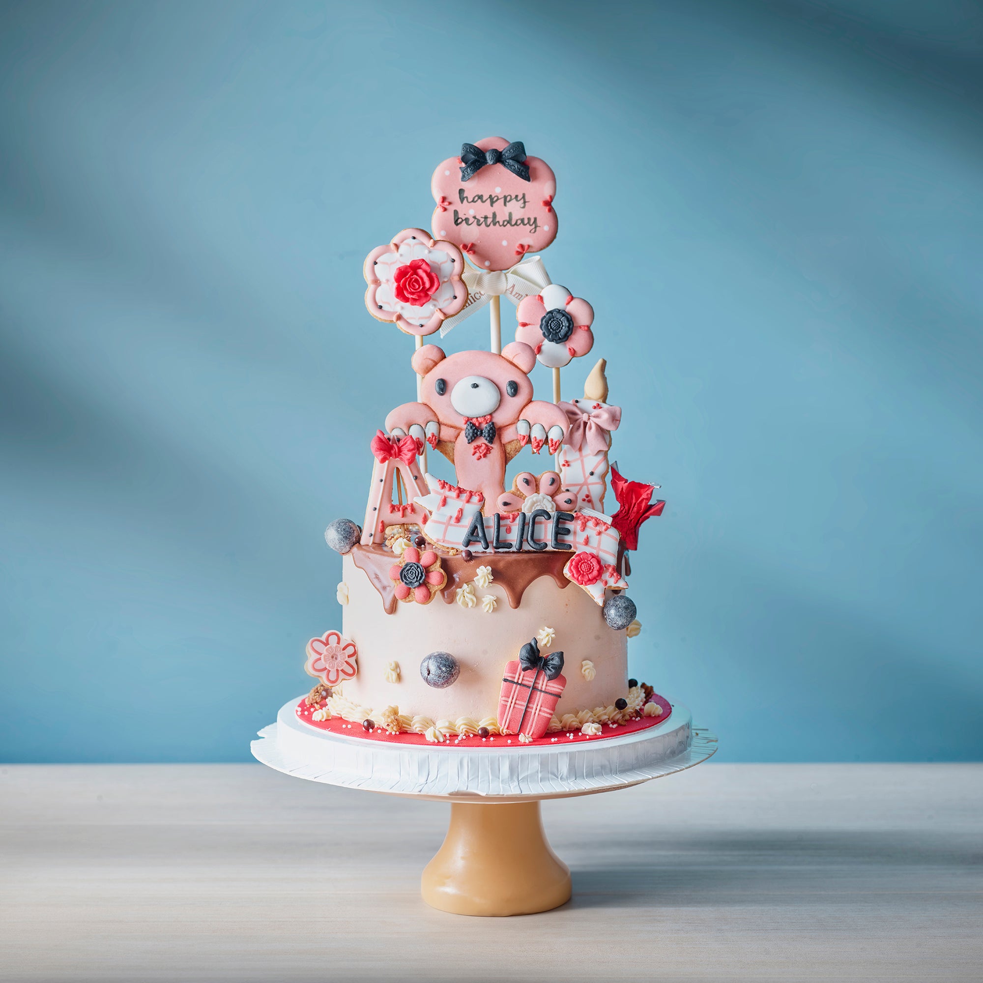 Amico gloomy bear 主題生日蛋糕，搭配花朵與禮物糖霜裝飾，夢幻設計適合兒童與特別慶典