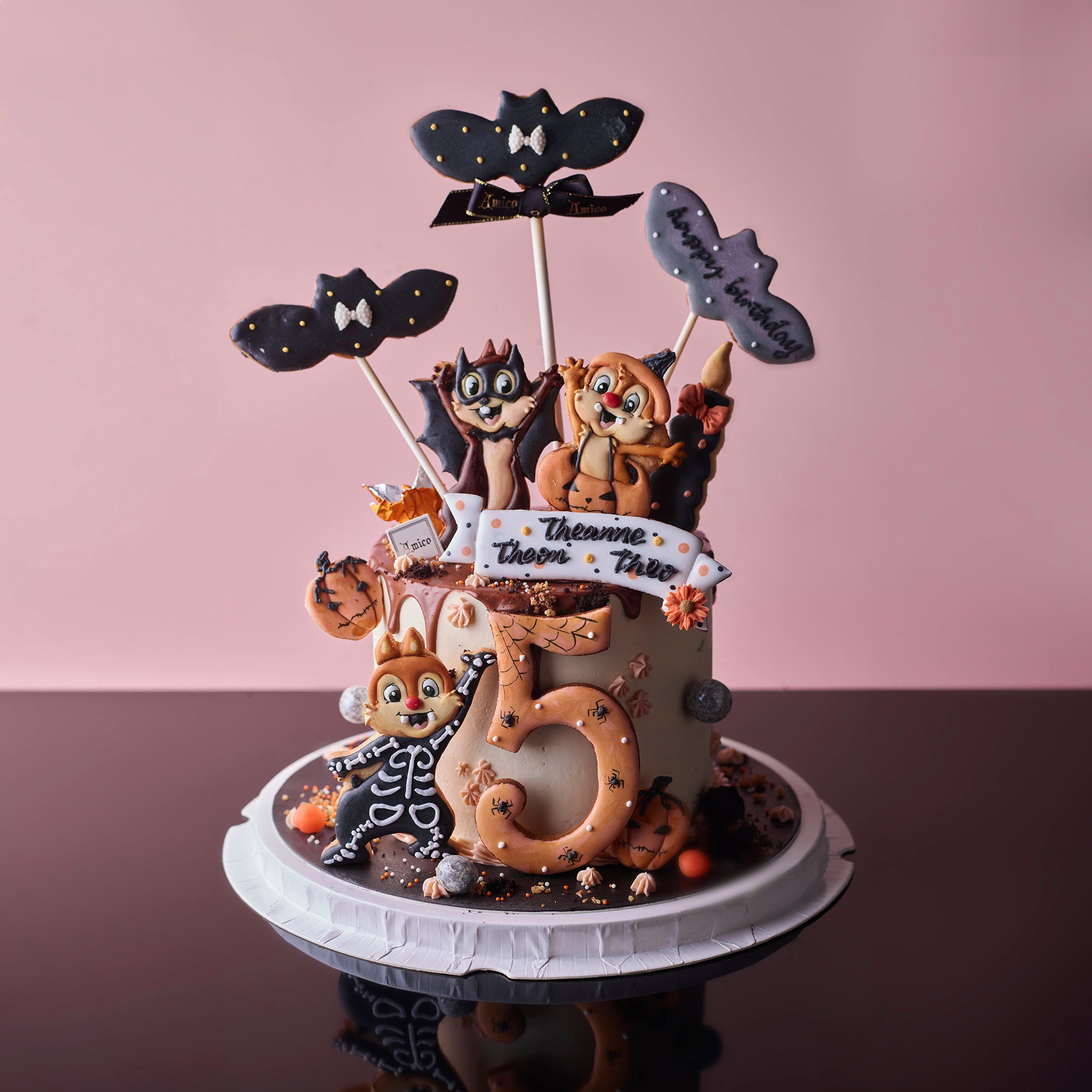 Amico 萬聖節主題生日蛋糕，搭配蝙蝠與卡通角色糖霜裝飾，營造趣味派對氣氛