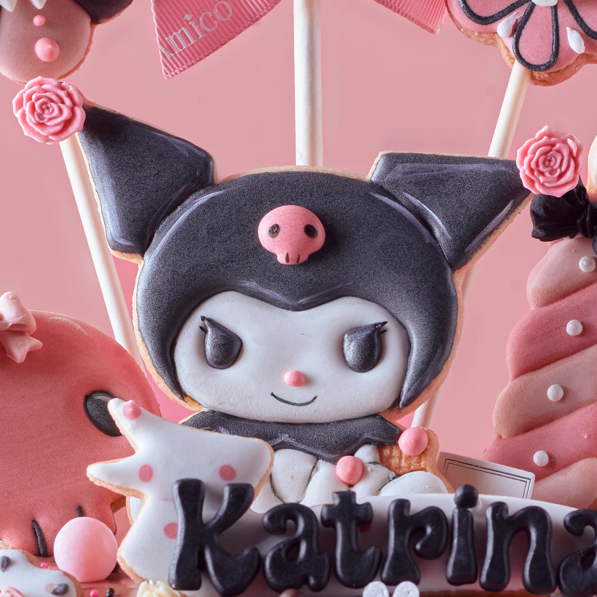 Amico 酷洛米 Kuromi 主題 7 歲生日蛋糕，搭配花朵、獨角與粉黑糖霜裝飾，專屬客製兒童慶生蛋糕。