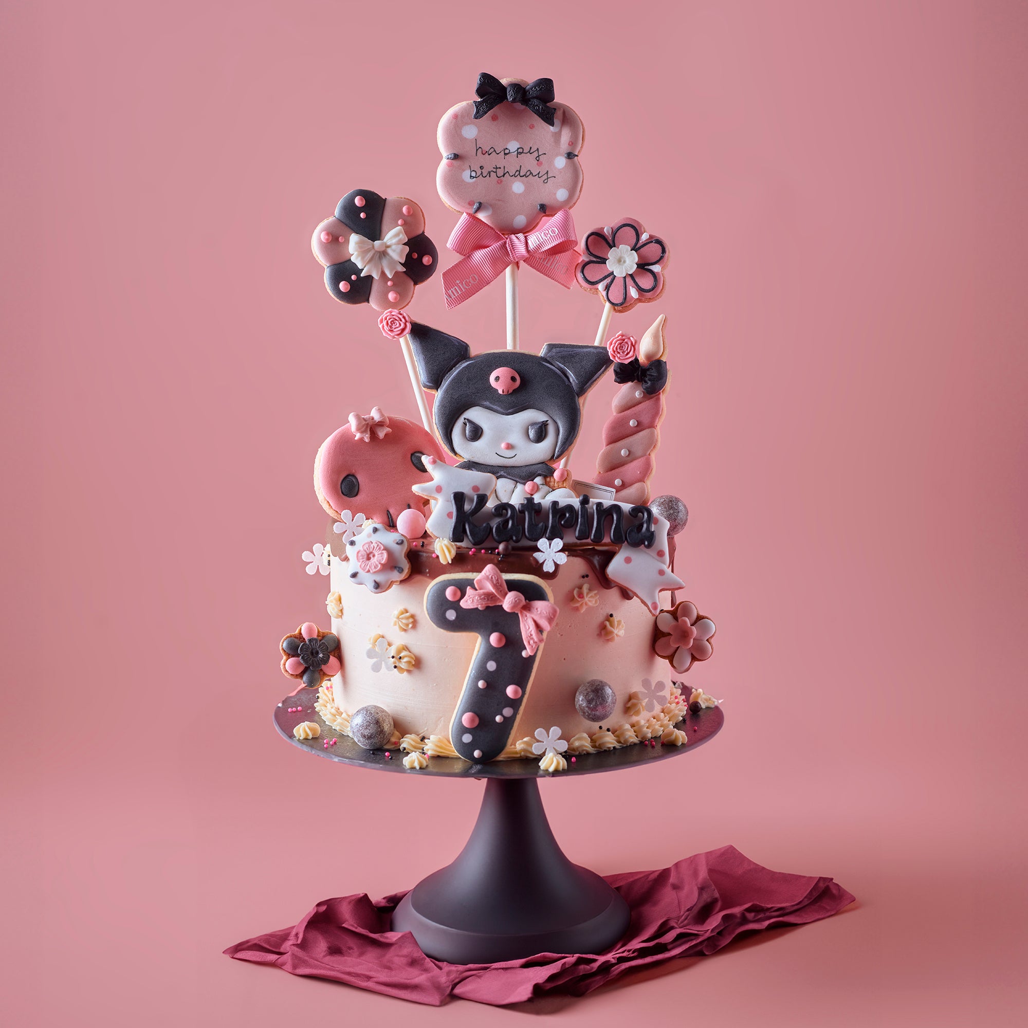 Amico 酷洛米 Kuromi 主題 7 歲生日蛋糕，搭配花朵、獨角與粉黑糖霜裝飾，專屬客製兒童慶生蛋糕。