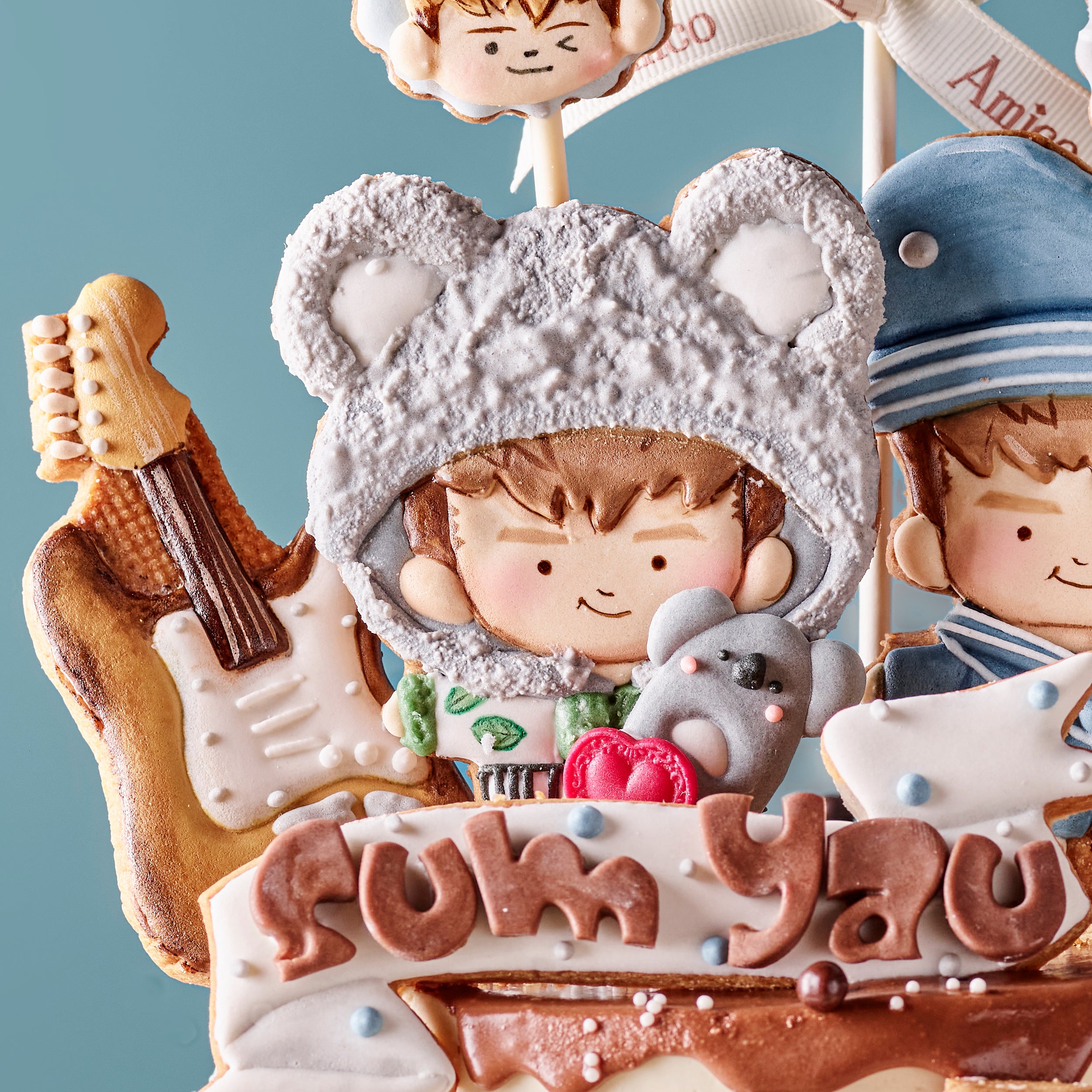 Amico 為 MIRROR 成員 Ian 陳卓賢設計的鏡粉應援生日蛋糕，以卡通公仔與客製裝飾呈現，特別為粉絲慶祝。