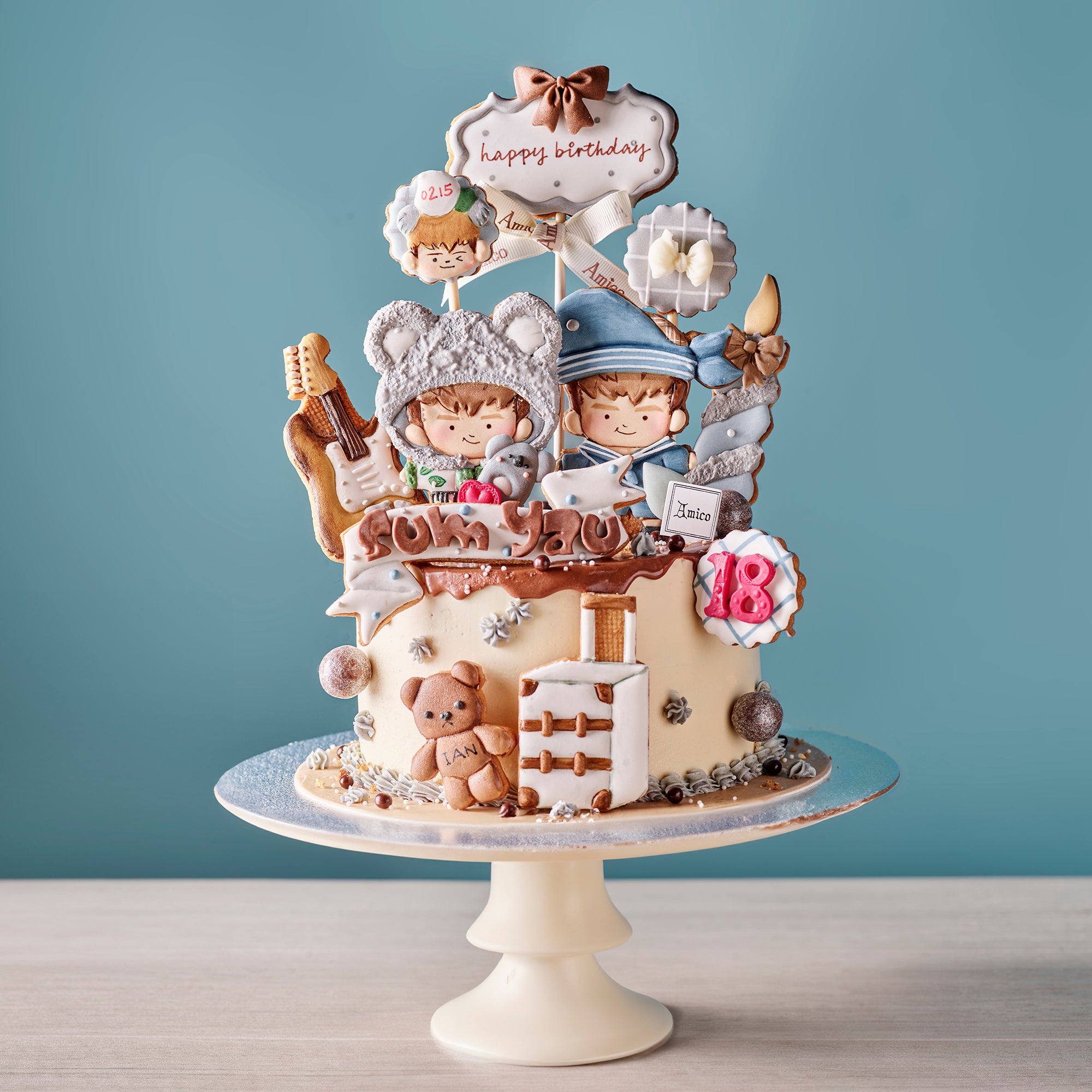 Amico 為 MIRROR 成員 Ian 陳卓賢設計的鏡粉應援生日蛋糕，以卡通公仔與客製裝飾呈現，特別為粉絲慶祝。