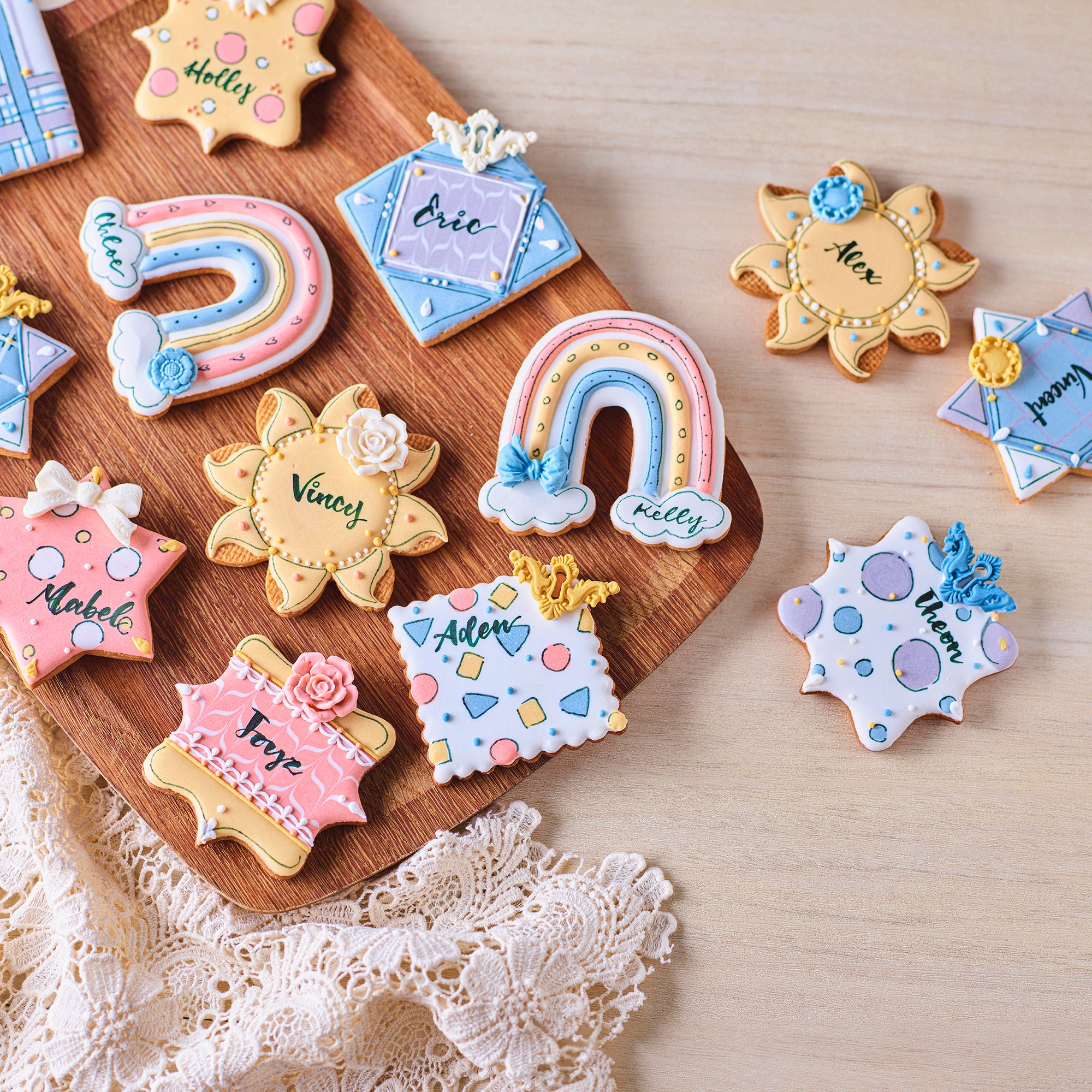 Amico 客製化糖霜曲奇，以彩虹、太陽和星星造型設計，並加入名字裝飾，適合作為派對回禮或活動甜點