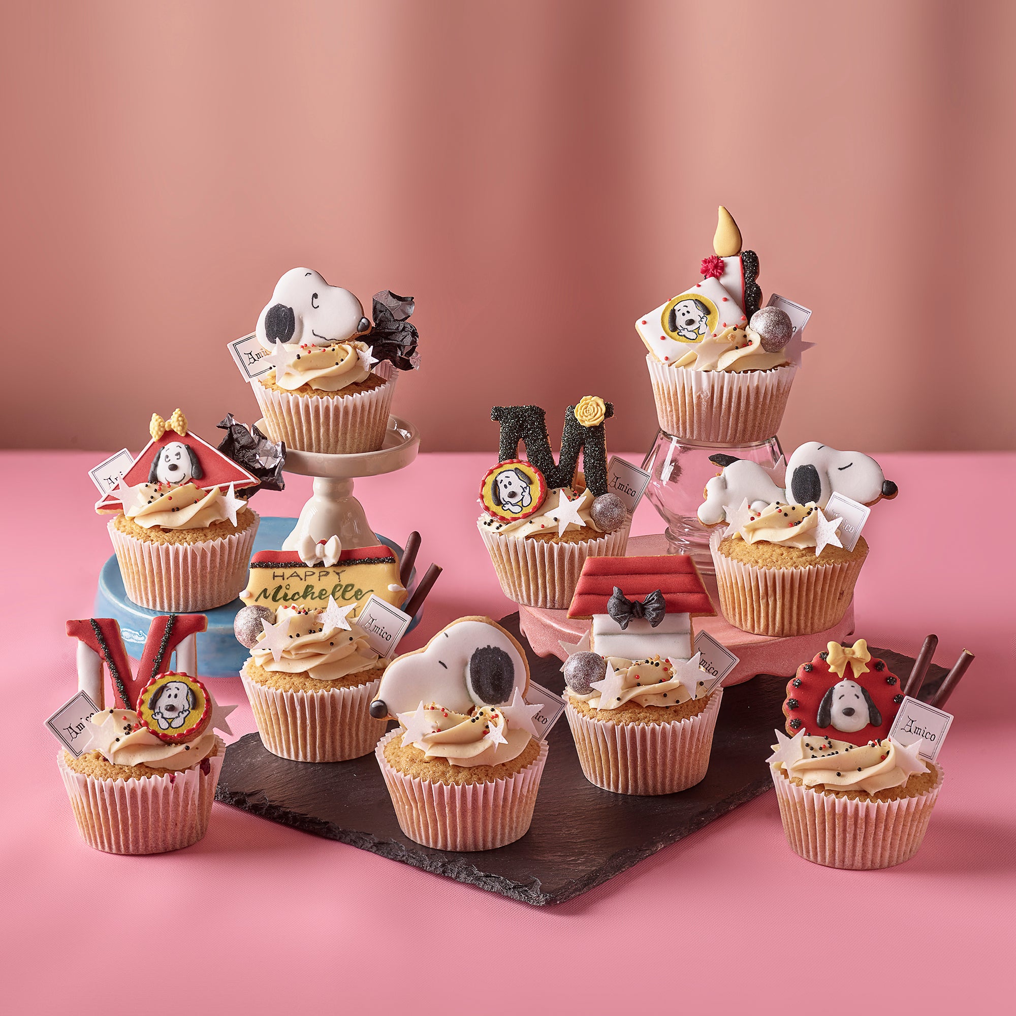 Amico Snoopy 主題客製化杯子蛋糕，多款卡通造型與糖霜裝飾，適合生日派對與慶典