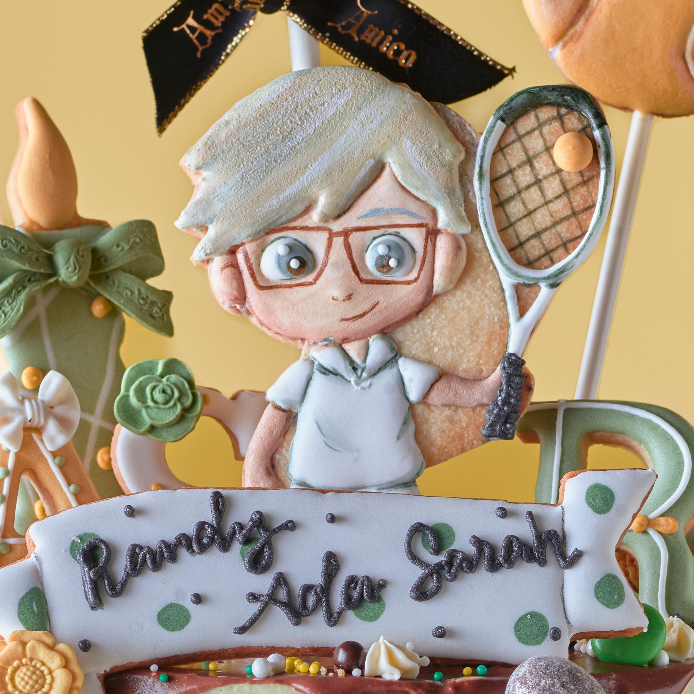 Amico 網球主題生日蛋糕，搭配球拍、公仔及網球糖霜裝飾，為網球愛好者量身設計的客製化慶生蛋糕