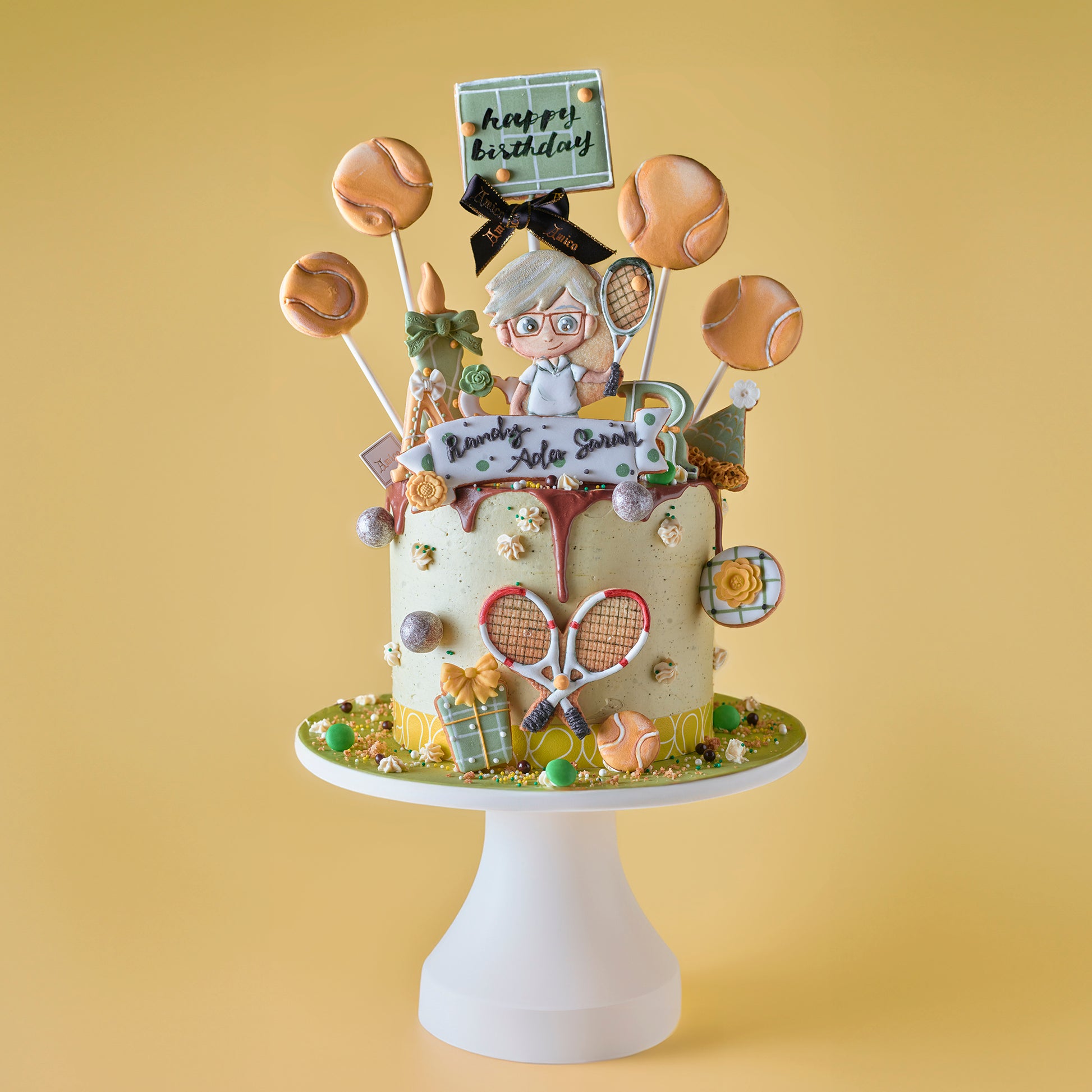 Amico 網球主題生日蛋糕，搭配球拍、公仔及網球糖霜裝飾，為網球愛好者量身設計的客製化慶生蛋糕