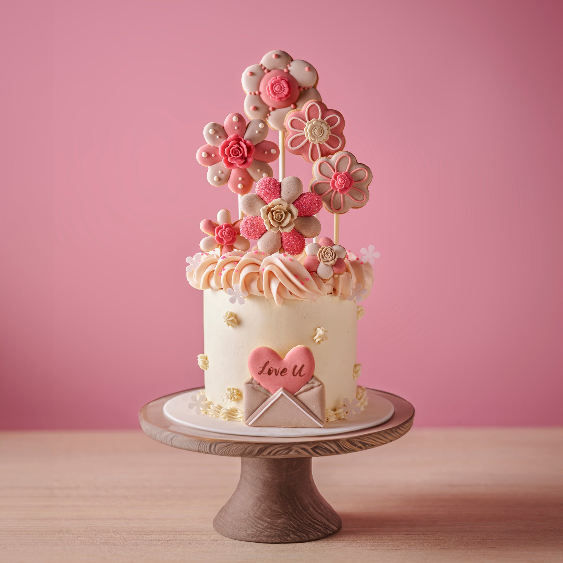 Amico 情人節迷你蛋糕宣傳照，搭配可愛丘比特和花朵糖霜裝飾，浪漫甜美，適合節日送禮