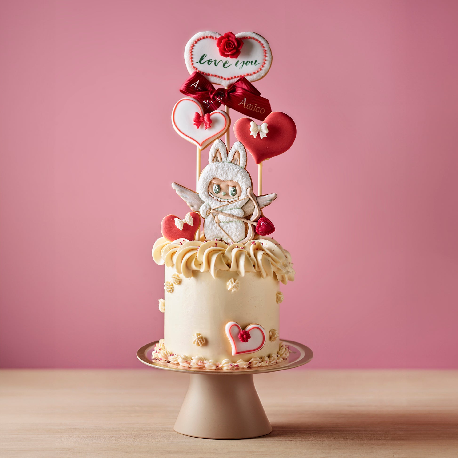 Amico 情人節迷你蛋糕宣傳照，搭配可愛丘比特和花朵糖霜裝飾，浪漫甜美，適合節日送禮