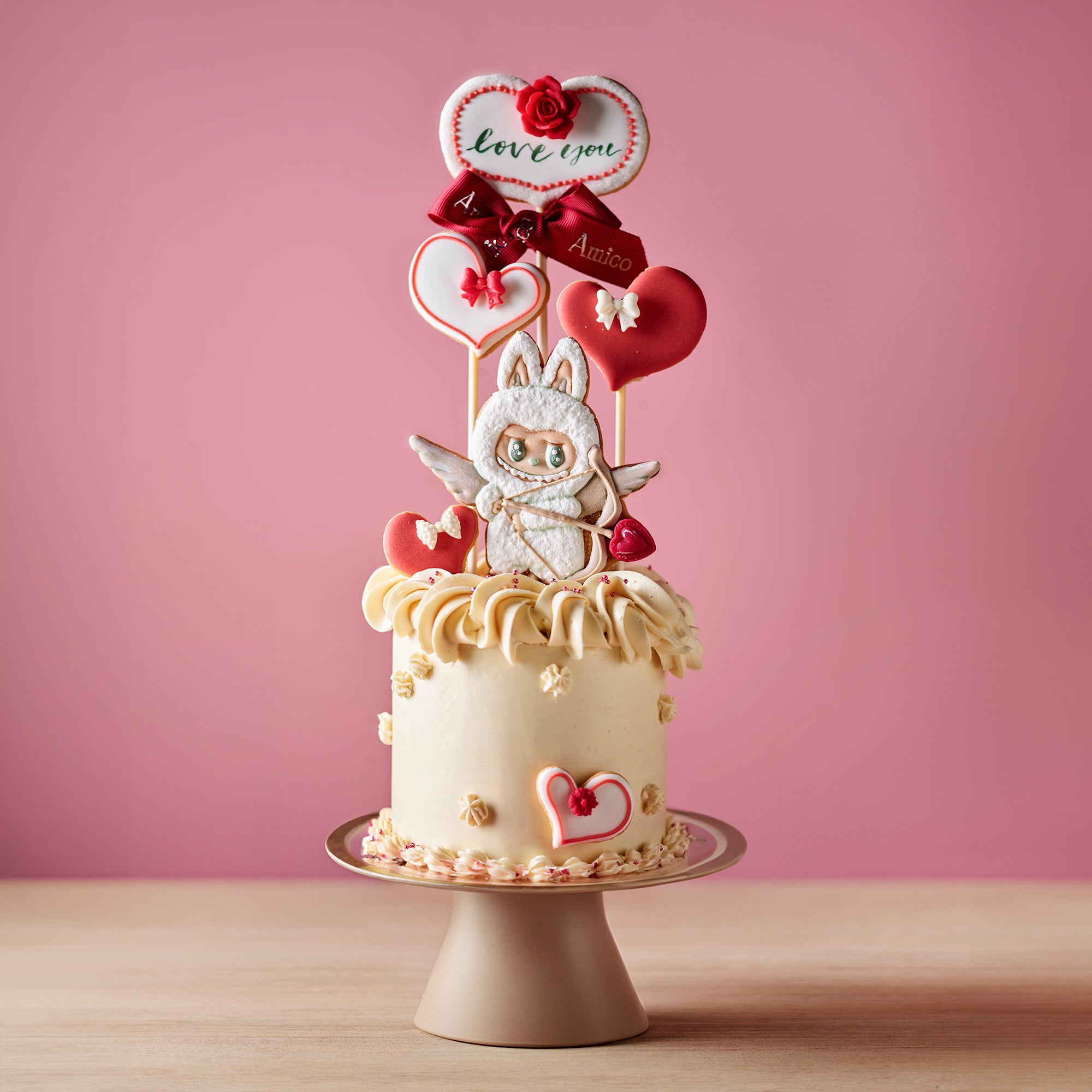 Amico 情人節迷你蛋糕宣傳照，搭配可愛丘比特和花朵糖霜裝飾，浪漫甜美，適合節日送禮