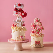 Amico 情人節迷你蛋糕宣傳照，搭配可愛丘比特和花朵糖霜裝飾，浪漫甜美，適合節日送禮