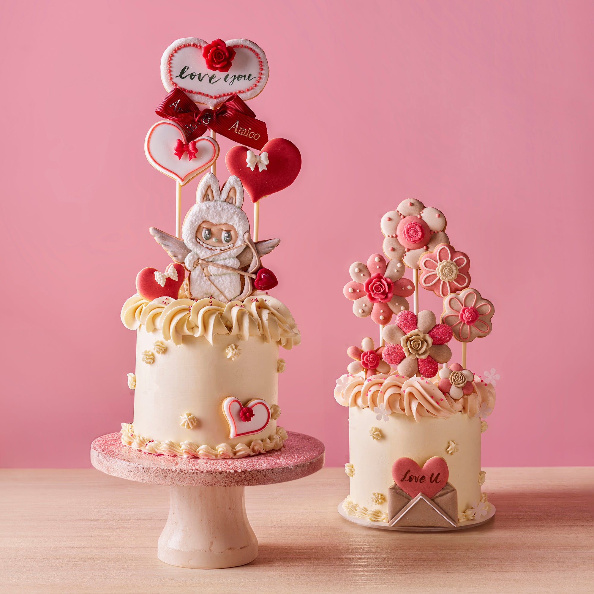 Amico 情人節迷你蛋糕宣傳照，搭配可愛丘比特和花朵糖霜裝飾，浪漫甜美，適合節日送禮