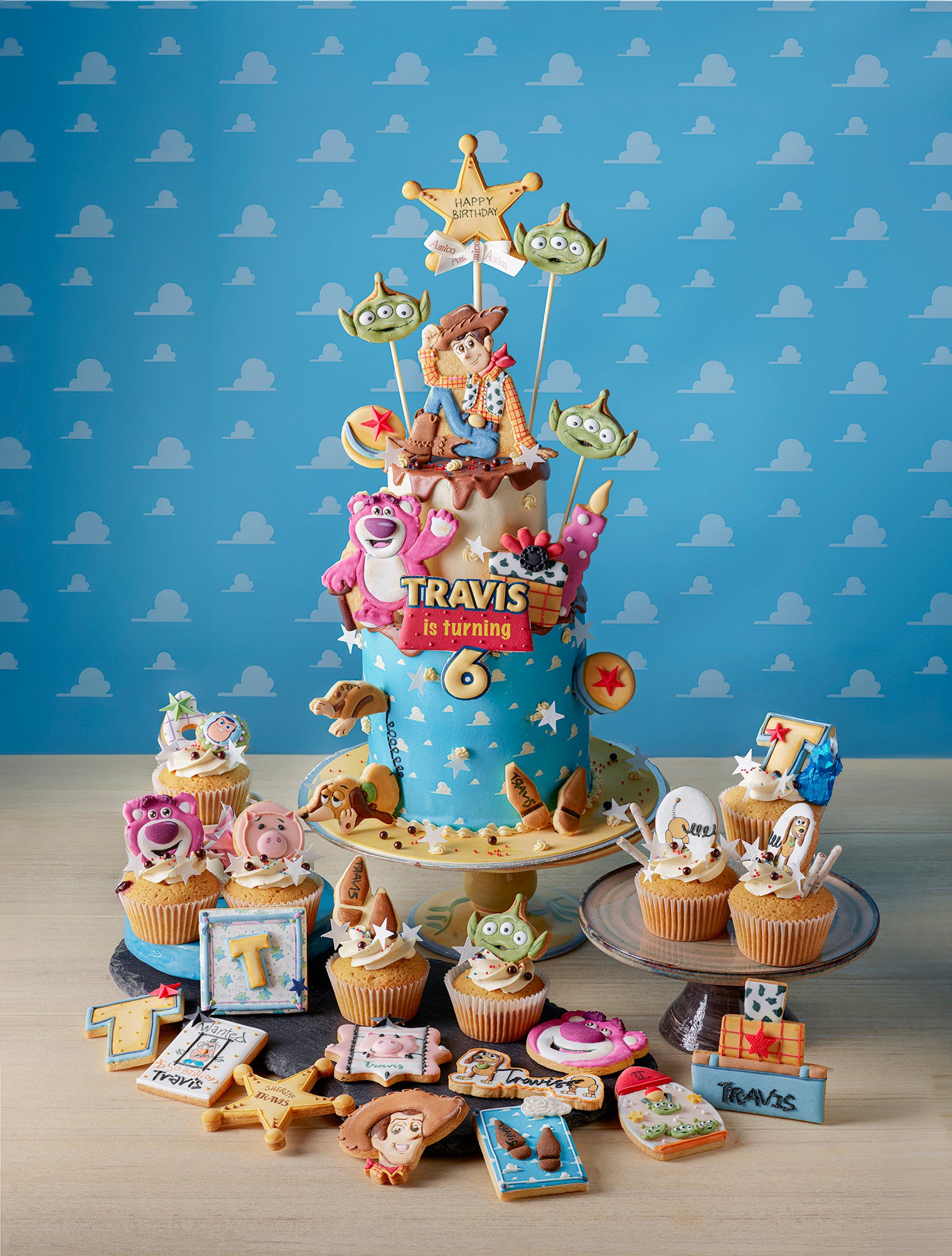 Amico Pasticceria 訂製《反斗奇兵》(Toy Story) 主題大型派對套餐。包含一個以胡迪、勞蘇及三眼仔為裝飾的雙層專屬生日蛋糕，並搭配多款同主題角色造型的精緻杯子蛋糕與手工糖霜曲奇。