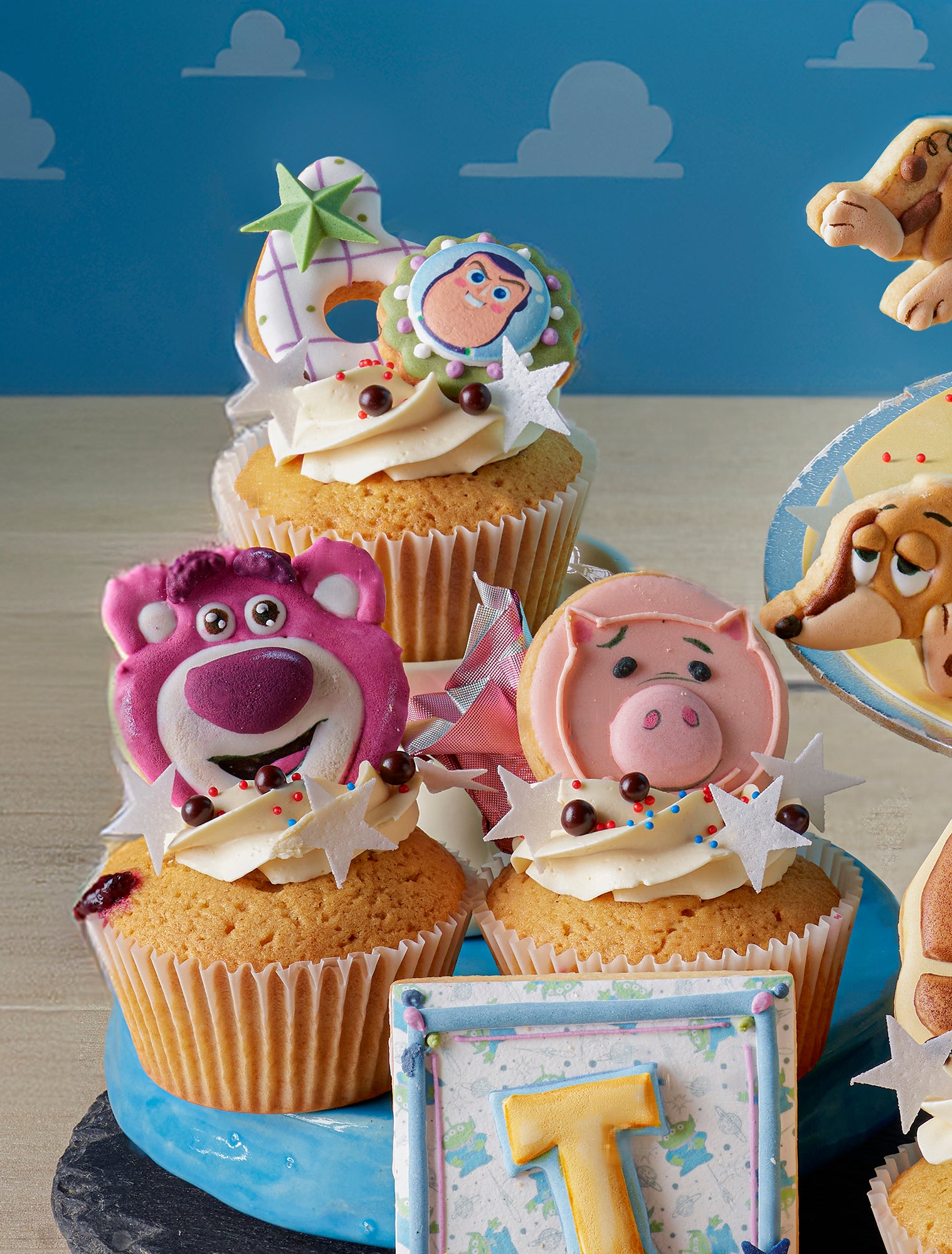 Amico Pasticceria 訂製《反斗奇兵》(Toy Story) 主題大型派對套餐。包含一個以胡迪、勞蘇及三眼仔為裝飾的雙層專屬生日蛋糕，並搭配多款同主題角色造型的精緻杯子蛋糕與手工糖霜曲奇。