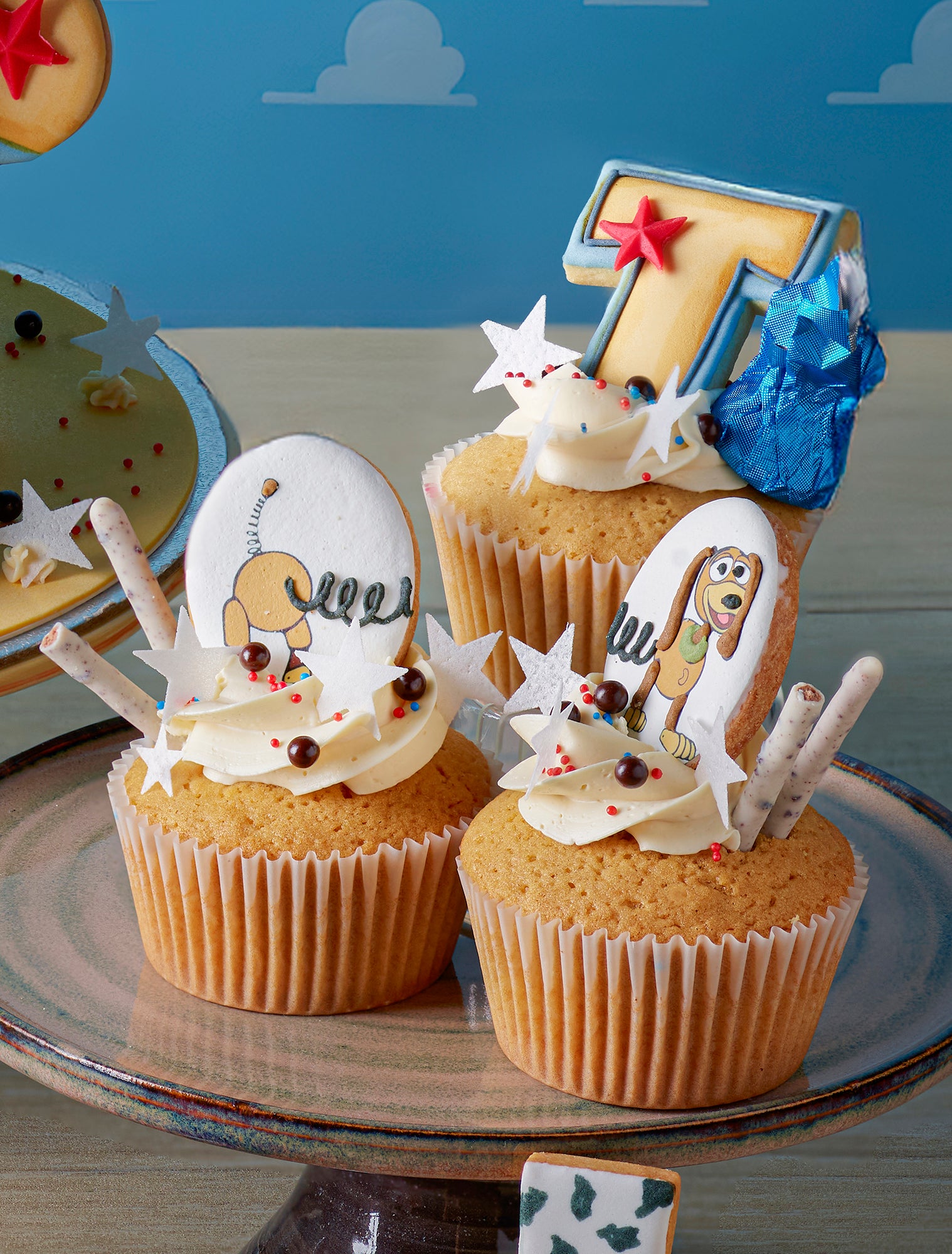Amico Pasticceria 訂製《反斗奇兵》(Toy Story) 主題大型派對套餐。包含一個以胡迪、勞蘇及三眼仔為裝飾的雙層專屬生日蛋糕，並搭配多款同主題角色造型的精緻杯子蛋糕與手工糖霜曲奇。