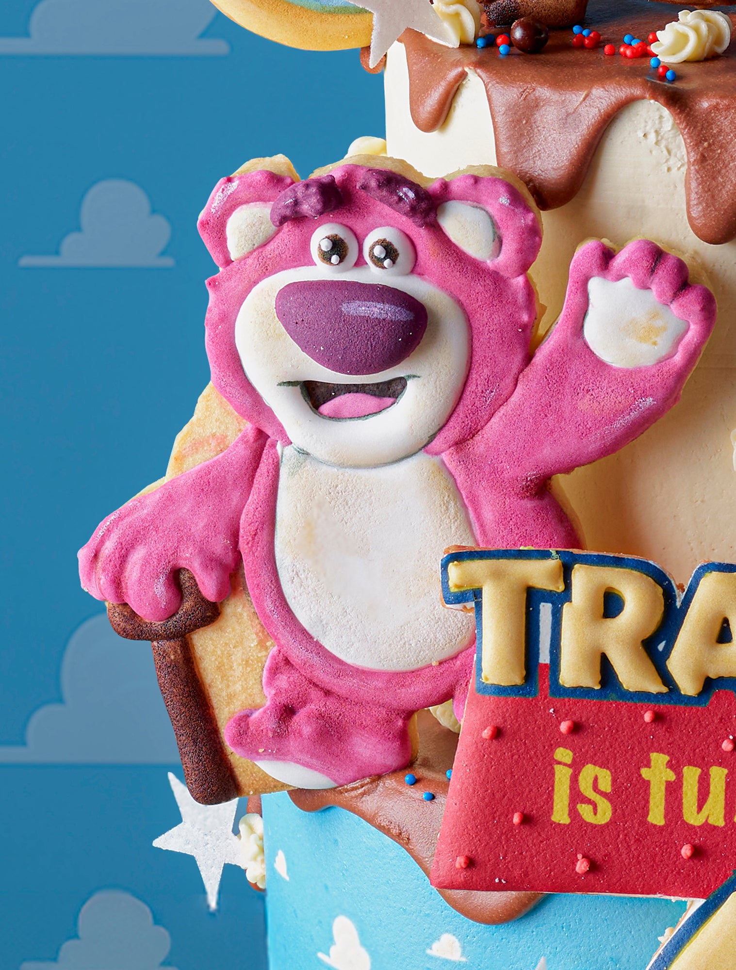 Amico Pasticceria 訂製《反斗奇兵》(Toy Story) 主題大型派對套餐。包含一個以胡迪、勞蘇及三眼仔為裝飾的雙層專屬生日蛋糕，並搭配多款同主題角色造型的精緻杯子蛋糕與手工糖霜曲奇。