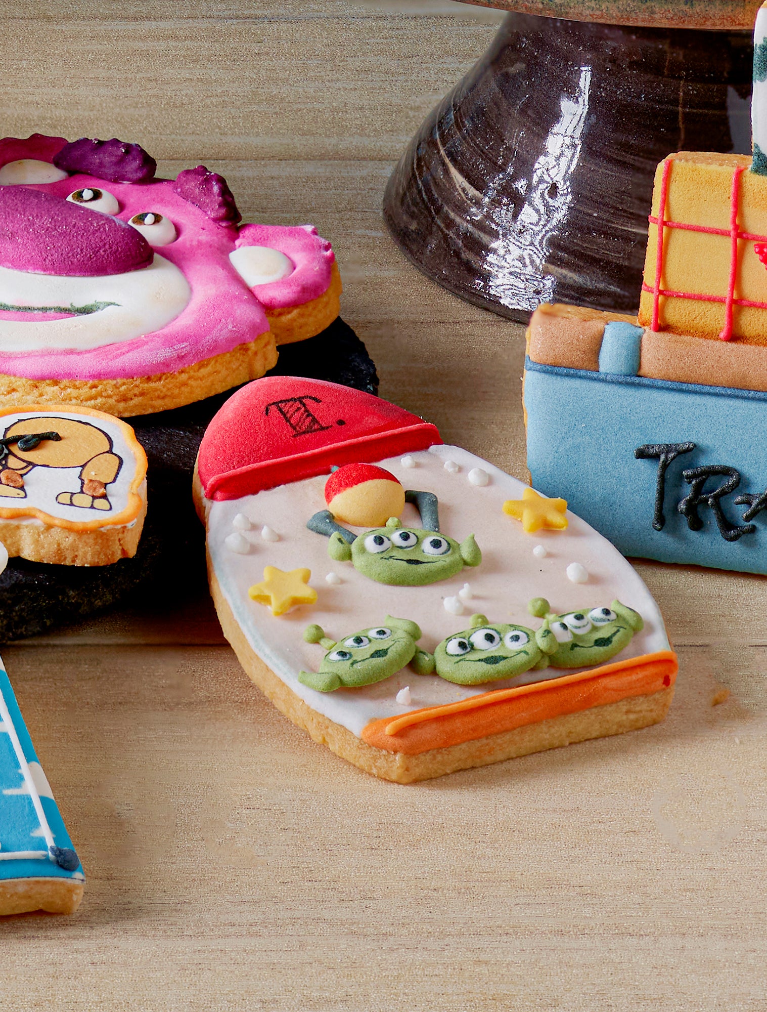 Amico Pasticceria 訂製《反斗奇兵》(Toy Story) 主題大型派對套餐。包含一個以胡迪、勞蘇及三眼仔為裝飾的雙層專屬生日蛋糕，並搭配多款同主題角色造型的精緻杯子蛋糕與手工糖霜曲奇。
