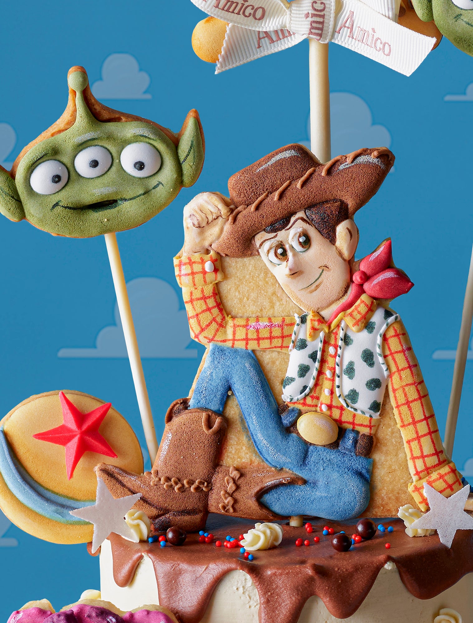 Amico Pasticceria 訂製《反斗奇兵》(Toy Story) 主題大型派對套餐。包含一個以胡迪、勞蘇及三眼仔為裝飾的雙層專屬生日蛋糕，並搭配多款同主題角色造型的精緻杯子蛋糕與手工糖霜曲奇。